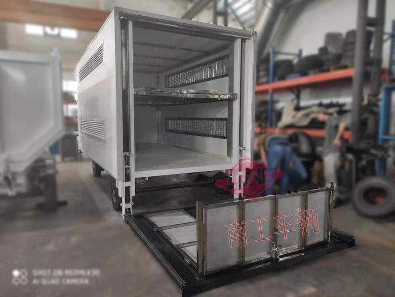 5吨厢式奇异果(中国)带垂直升降尾板工具拖车