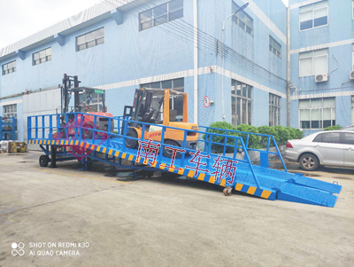 1675732783602315.jpg 12吨移动式登车桥 高护栏2I.jpg