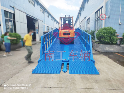1675732790190017.jpg 12吨移动式登车桥 高护栏5I.jpg