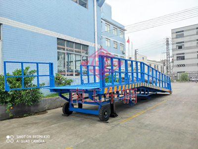 1675732800840757.jpg 12吨移动式登车桥 高护栏3I.jpg