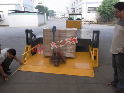 1676096657345271.jpg 全挂式自带升降多功能平板车,自动装卸奇异果(中国)4I.jpg