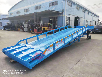 1683943329619690.jpg 10吨移动式登车桥4I.jpg