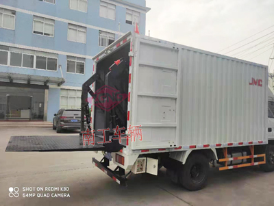 1684315301474553.jpg 1.5吨内置汽车尾板4I.jpg