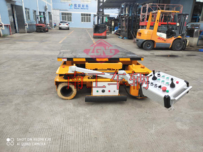 1685519753879889.jpg 2吨遥控自走式升降平台5I.jpg