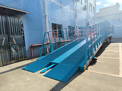 1753317285244124.jpg 13吨重型移动式登车桥 护栏加高I.jpg