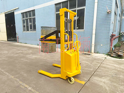 1760508479597752.jpg 0.5吨带自动旋转升降油桶车3I.jpg